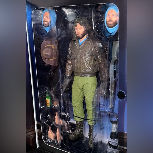 NECA The Thing SDCC Lenticular Cover & The Thing MacReady Outpost 31 7" Figures - Picture 3 of 16